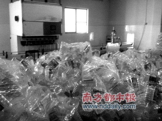 灌油车间里堆满了正要灌装的空油瓶。