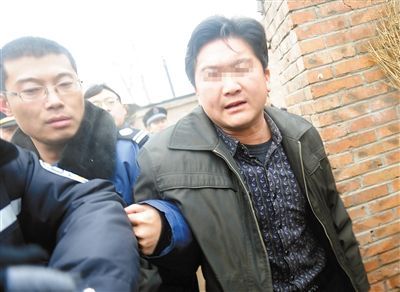 前日下午，香干作坊里，一不明身份男子阻碍、威胁执法人员。 