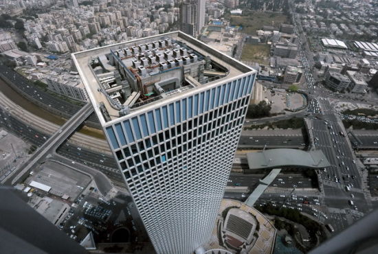 　　位于以色列特拉维夫市中心的阿兹列里中心(Azrieli Center)，是特拉维夫最高的摩天大楼，也是以色列经营高科技、房地产和股票市场的运作中心。阿兹列里中心是以色列亿万富翁、房地产大亨大卫。阿兹列里(David Azrieli)的产业，后者拥有的阿兹列里集团(Azrieli Group)于2010年6月在特拉维夫股票交易所上市，是以色列史上规模最大的私营企业IPO