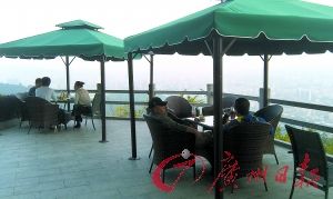 不少市民专门挑选绿茵阁观景平台就餐。