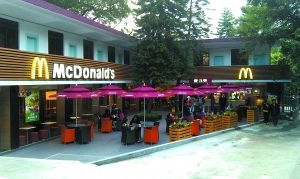 白云山上的麦当劳露天座位。