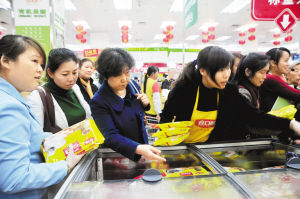 景田一百货商场内，市民围在柜台前抢购汤圆。