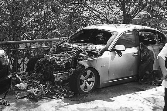 这辆宝马车被纵火后的惨状