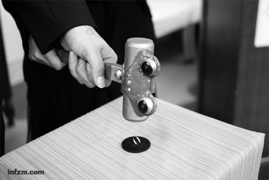 日本的“离婚典礼”上，敲碎婚戒代表着和过去的婚姻说再见。 (受访者/图)