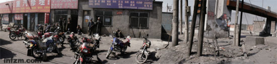 　　路边有各种营生的小店，门前来自宁夏、甘肃、陕西、内蒙古的劳动者们是“装卸游击队”，经年累月穿梭在煤山灰海间。因煤而兴的崇岗镇衍生出了一条很的“食物链条”。(宋克强/图)