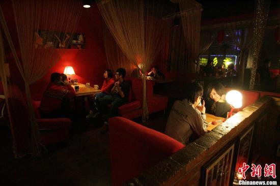  情人节这一天，如果不想被别人认为是富婆包养或者神经大条，还是放弃女性付款和AA制吧。