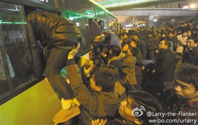 13日晚5点半，国贸附近，一辆815路公交车前，乘客爬窗挤公交。图片来自微博