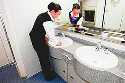 动车洗漱间。资料图