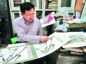 资深木版水印收藏家胡义成以赵少昂的作品向记者作辨伪介绍。