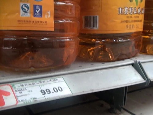 山茶玉米油价格标签。