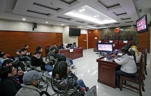 2月29日，境内外记者观看庭审现场闭路电视。卢汉欣 摄