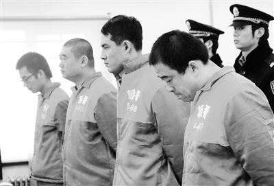 身材弱小的孙俊(左一)当庭否认指控，称钱都进了同伙王秀成(右一)的腰包摄/实习生 詹丹丹