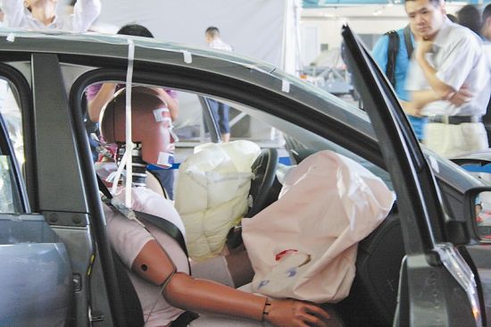 图说：碰撞试验中气囊爆开