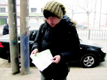 　　毕先生在济南苹果授权客服处开机检测后同意了“以旧换新”的政策，在新机到货后才被告知保修期仍按照旧机的购买时间计算。无奈，毕先生只好拒绝支付1323元折新款，拒绝接收新机，而旧机早已交换客服，现在手头只剩下两张维修检测的单据。(殷明 摄)