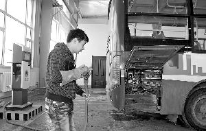 在长春高新电动汽车充电站，工作人员正在准备为电动汽车充电 本报记者 张英男 摄