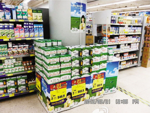 　　蒙牛官方微博上昨日贴出据称在香港百佳超市拍摄的照片，拍摄时间为2012年3月21日。图片中可以看到大量的蒙牛乳品和产品宣传海报。