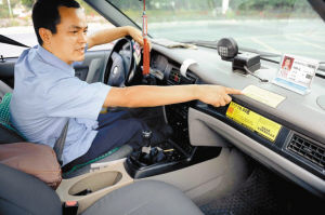 　　昨天起，深圳的士燃油附加费由3元提高到4元。一位的士司机对记者说：“车上燃油附加费公告牌还没换，有些乘客不知情，我还是按3元收费的。”深圳商报记者 廖万育 摄