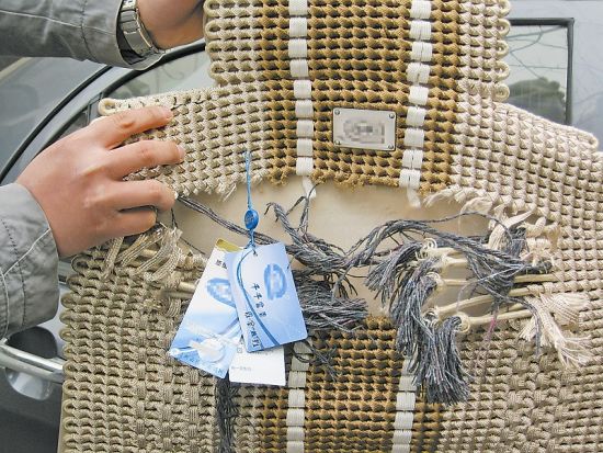 图为某品牌坐垫内的棉芯疑是“黑心棉”