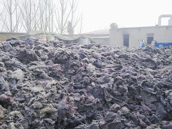 图为河北保定蠡县蠡吾镇南忠卫村一毛纺厂内，黑棉絮堆积如山