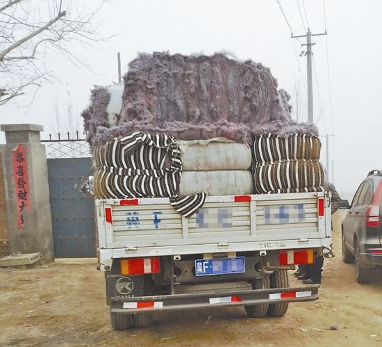 图为运送黑棉絮的货车
