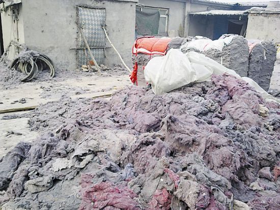 图为晾晒黑棉絮