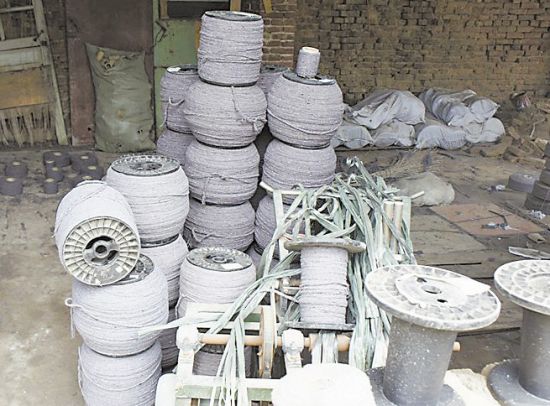 图为阳谷县某坐垫生产企业仓库里堆放的黑棉纱