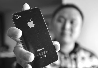 李先生购买的iPhone 4手机。记者张偲 摄