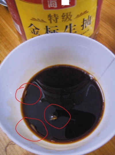 消费者爆料海天酱油“生”虫