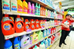 　　很多消费者表示，对于洗衣用品最完美的标识方式就是在成分常用术语之后打个括号附上该成分的化学名称。信息时报记者 朱元斌 摄