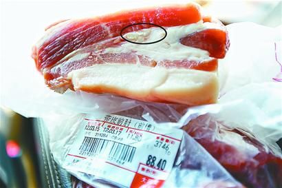 市民从大润发洪楼店购买的猪肉含有囊包﹙圈中所示﹚记者 郭尧摄