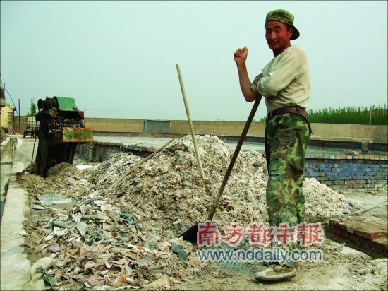 工人正对使用过的皮革再次分拣，一部分是皮沫，一部分可回炉再洗再炼。