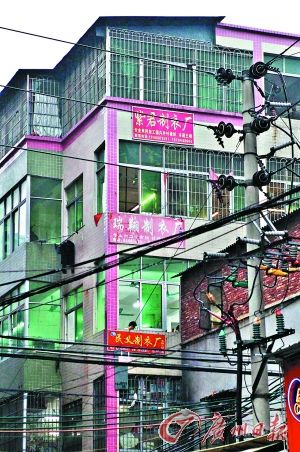 一栋居民楼就有几个制衣厂的招牌。