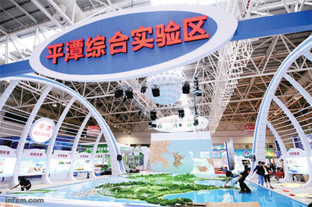 　　2010年5月，平潭综合实验区在福州海峡国际会展中心展出，这是平潭可期的未来，还是海市蜃楼？ (东南快报/东方IC/图)