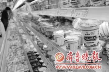 宁夏路一大型超市出售的老酸奶。　本报记者 张晓鹏 摄