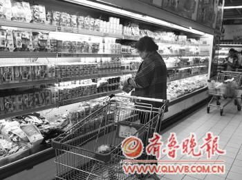 市民在酸奶柜台前观望。　记者 曹思扬 摄