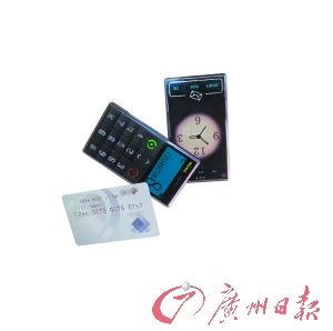 中国设计师的“磁盖”手机大小跟一张卡片差不多。 
