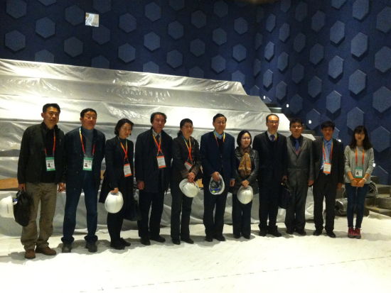 张鑫森大使慰问中国馆