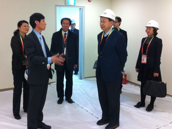 张鑫森大使听取路遥副馆长介绍情况