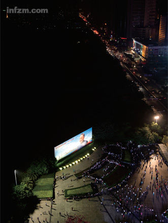 　　1980年，深圳经济特区成立时，全市用电量仅0.54亿千瓦时；如今深圳电网的最高日供电量已突破2亿千瓦时，这意味着，深圳一天就要消耗4个1980年的用电总和。 (CFP/图)