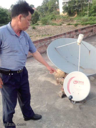 　　村民梁永金房顶上的锅：小的是政府的“正版锅”，大锅是前几年 安装的“山寨锅”，可收看国外电视。 (南方周末记者 刘长/图)