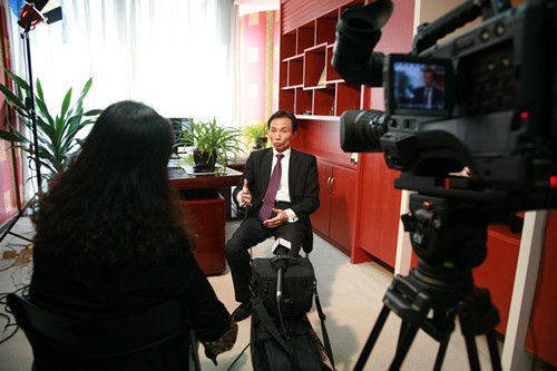 (华氏医药董事长戴信敏接受中央电视台《创业天使》栏目采访)