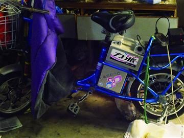 　　肖女士购买的力派电动车使用一个月就已爆胎两次，专卖店称轮胎已过保修期，不予更换。 肖女士提供