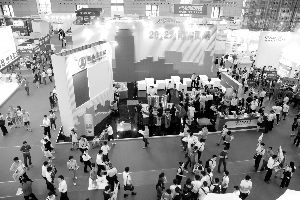 参展商“2012为刚需而来”的标语下，观众熙熙攘攘 