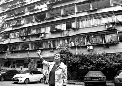 4月22日，江汉区的居民艾小贵说，他们1999年建的新房也被棚改了。