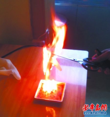 两元钱的手套燃烧时烟絮大，燃烧后呈颗粒状