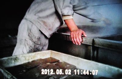 血豆腐加工车间，工人将猪血勾兑成假鸭血。 