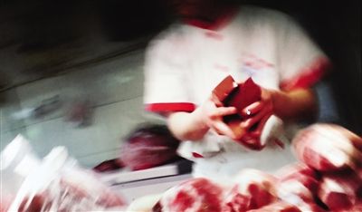 香村北师大店内，一名售货员正在销售自称中瑞食品厂送来的鸭血。