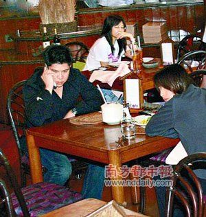 2004年11月，刚晶被发现于浅水湾东南亚餐厅共进午膳，两人共饮一个椰青。