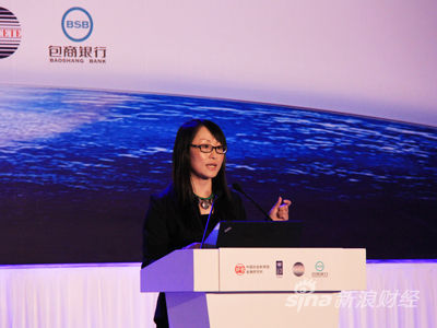 图为开幕式主持《第一财经日报》副总编辑人杨燕青。