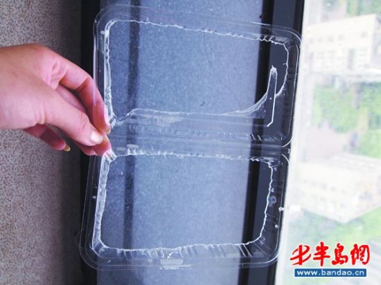 PS塑料饭盒倒入乙酸乙酯后，底部瞬间溶化。